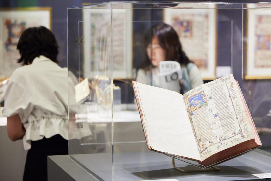 Les Enluminures at Frieze Seoul 2024. Courtesy: Frieze and Lets Studio. Photo: Lets Studio