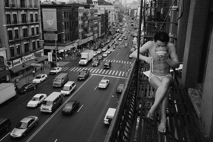 chien-chi-chang-a-newly-arrived-immigrant-eats-noodles-on-a-fire-escape-1998.